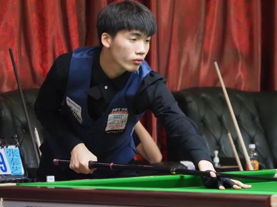 试图趁乱捡 试图趁乱捡